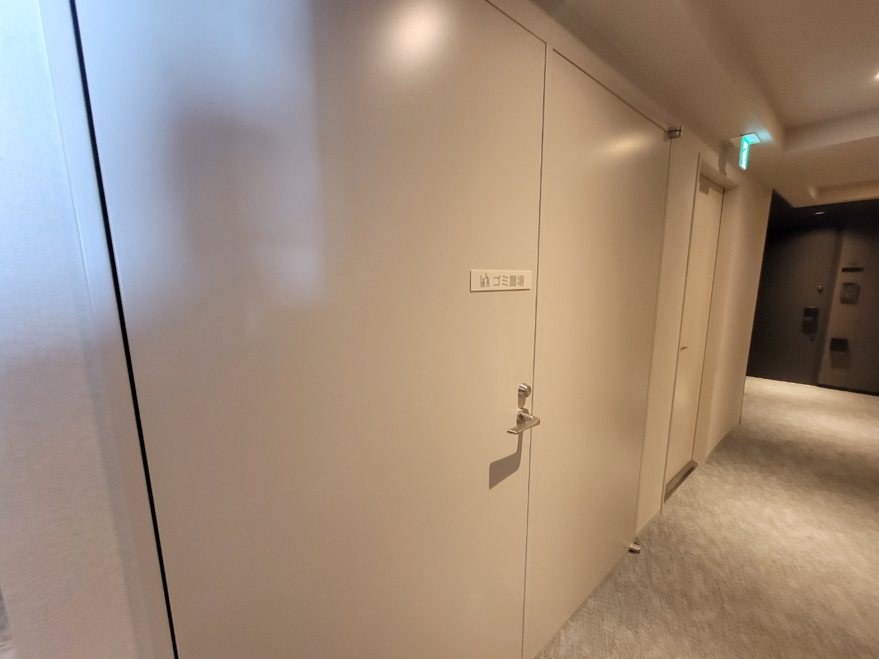 【各階ゴミ置き場】わざわざ1階まで降りずとも、お住いのフロアで24時間ゴミ出し可能！