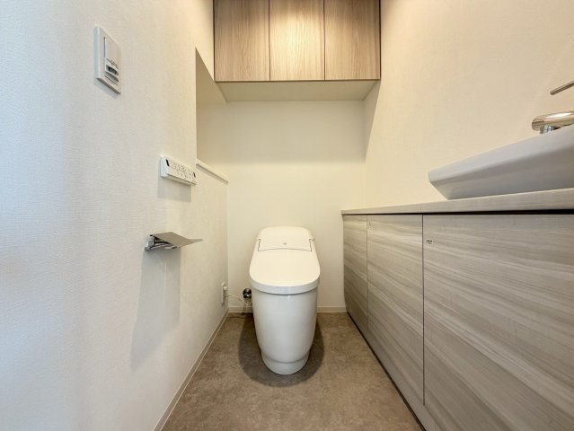 【トイレ】スタイリッシュなタンクレストイレ！手洗いカウンター完備で衛生面もバッチリです◎