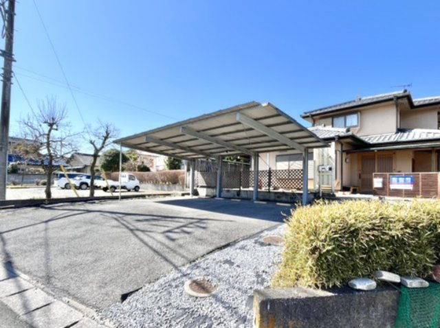 ■外観｜広々とした駐車スペースで楽々駐車可能！お買い物後もスムーズにお荷物を運べます♪
