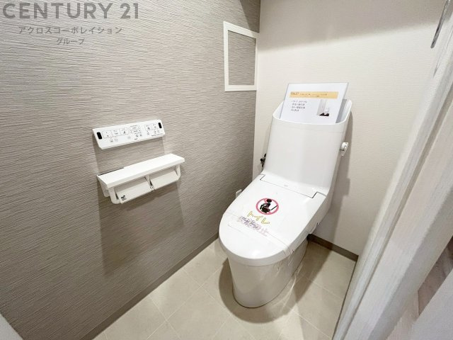 温水洗浄便座付トイレは温水洗浄機能により、暖かい水でおしりを洗浄することができ、冷たい水を使う従来の便座に比べ、温水洗浄機能で暖かいトイレを提供し、快適な使用を可能にします。