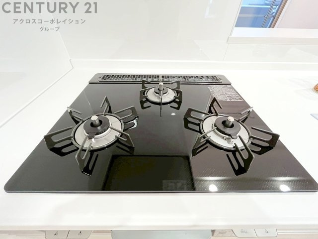 多数の調理器具を同時に使用でき、料理の効率化が可能。省エネで節約になり、様々な料理スタイルに適応できます。また、火力調整が独立しており、手入れや掃除もしやすく、今よりもっとお料理が楽しくなるかも。