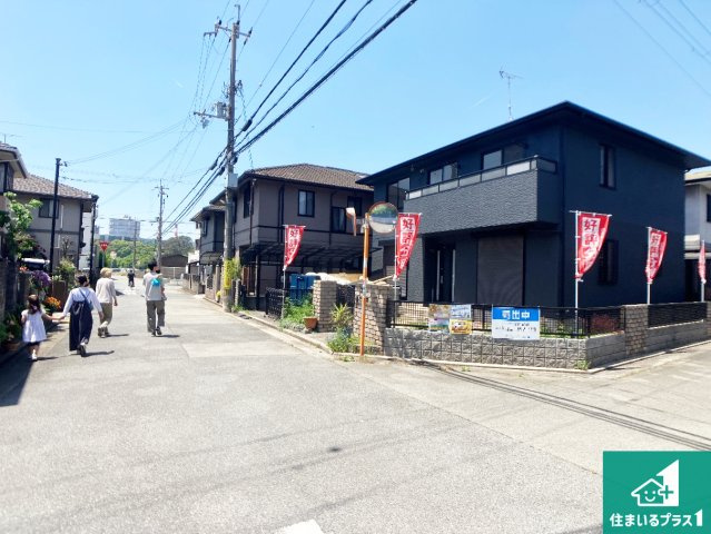 周辺は閑静な住宅街！前面道路広々で車の出し入れも便利です。駐車が苦手な方でも安心して車庫入れできます！