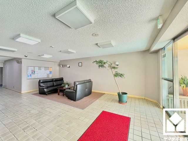 ゆったりとした談話スペース付きのエントランスホールが、住まう人の憩いの場に。落ち着いた空間で、ほっと一息つける時間を。