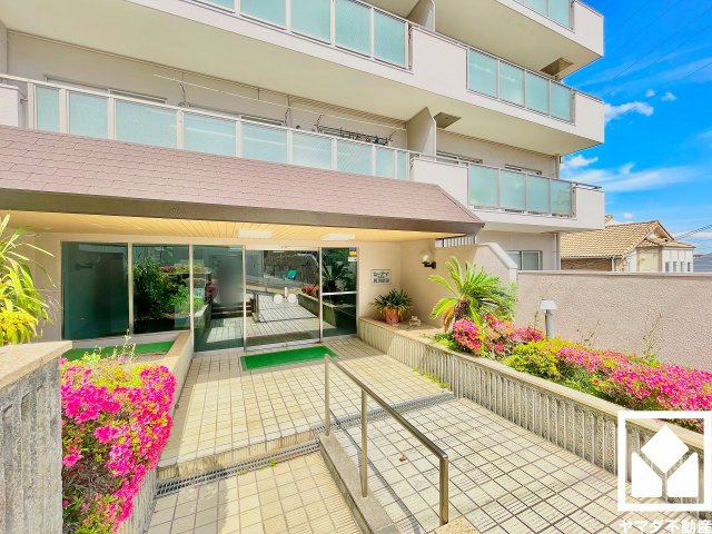 広々とした明るいエントランス。定期的な清掃・管理体制が整っており、帰宅時や来客時にも気持ちの良い空間です。