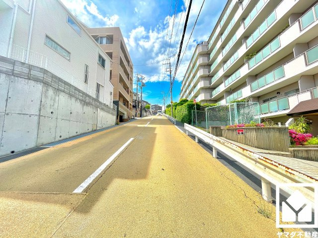 阪急甲陽線「苦楽園口」駅まで徒歩16分、JR東海道本線「さくら夙川」駅まで徒歩25分、阪神本線「西宮」駅まで徒歩26分の立地。