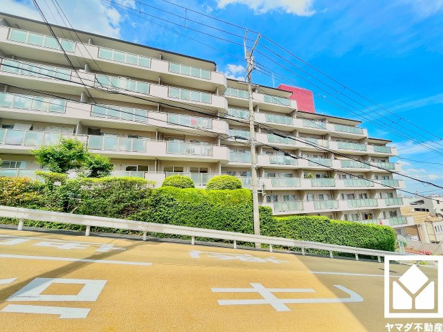 「セブンイレブン西宮柳本町店」まで徒歩7分、「関西スーパー広田店」まで徒歩9分、「ロイヤルホームセンター西宮」まで徒歩9分など、お買い物施設が徒歩圏内に複数あり便利な住環境です。
