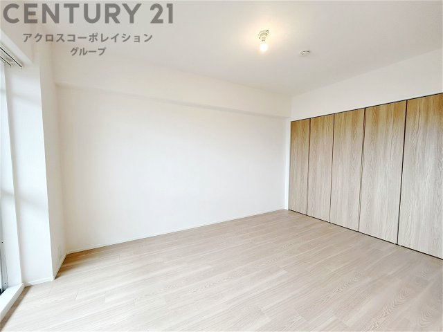 明るい色合いのフローリングとクロスを使用した洋室は家具やインテリアとも調和しやすく空間が広く感じられ開放感を生み出します。自然光を効果的に反射し、室内を明るく保つため、日中の照明使用を抑えられます。　