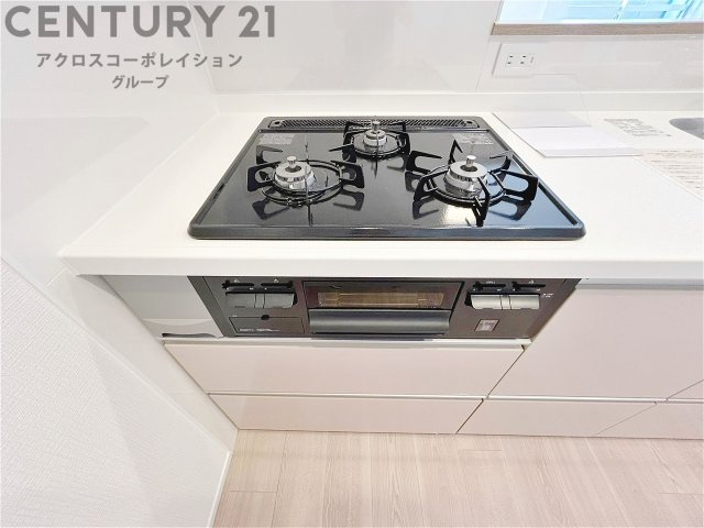 多数の調理器具を同時に使用でき、料理の効率化が可能。省エネで節約になり、様々な料理スタイルに適応できます。また、火力調整が独立しており、手入れや掃除もしやすく、今よりもっとお料理が楽しくなるかも。　