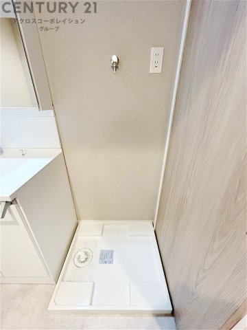 洗濯物の仕分け作業がしやすく、整理整頓が容易になります。洗濯音や湿気を他の部屋に持ち込まず、生活環境を快適に保ちます。上部を活用すれば収納スペースを確保でき洗剤や洗濯用品の整理もしやすくなります。　
