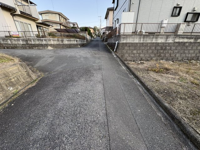 前面道路は幅員約4mあり、車の出し入れもしやすい落ち着いた住宅街の一角です。周囲には整った住環境が広がり、静かで過ごしやすい雰囲気です。高台ならではの風通しの良さも感じられ、安心して暮らせる立地です。