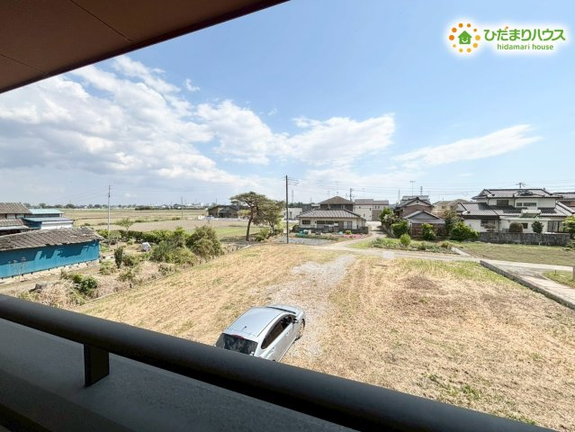バルコニーから視界がすっきりと広がる見晴らしの良い開放的な景色！周囲に高い建物がないため心地よい風や豊かな陽射しを遮ることなく室内に取り込め、毎日をのびのびと明るい気持ちで過ごすことができます！