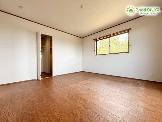夫婦ふたりで並んでベッドを置いてもゆとりのある広々とした主寝室！大きな窓から明るい陽射しと心地よい風をたっぷりと取り込めるため、毎朝気持ちよく目覚めて健康的な一日のスタートを切ることができます！