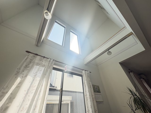 高窓からたっぷり光が差し込む開放的な吹き抜け空間で、明るく心地よい暮らしを演出します