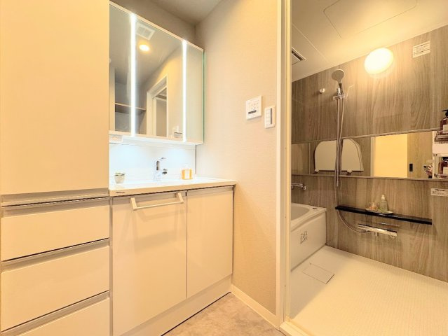 ［施工例］◆毎日使う場所だから、機能的で使いやすさに配慮したパウダールーム。すっきりと使えるように収納も豊富にご用意しています。