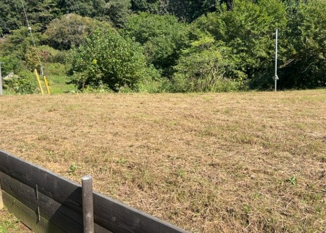 土地の面積＝住宅面積ではありません。建ぺい率の問題などで、土地のある場所によって住宅を建てられる面積は限られています。高さもしかり、「土地」という言葉の中には、建築条件も含まれると考えておきましょう。