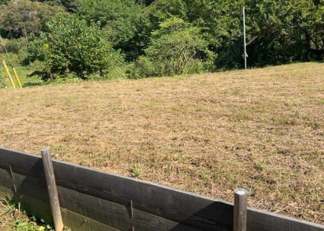 土地の前の道路に消火栓が設置されていることがあります。この場合、道路交通法第45条第1項により、駐車禁止の場所が指定されています。そのため、車庫などの駐車スペースをつくることができない場合があります。