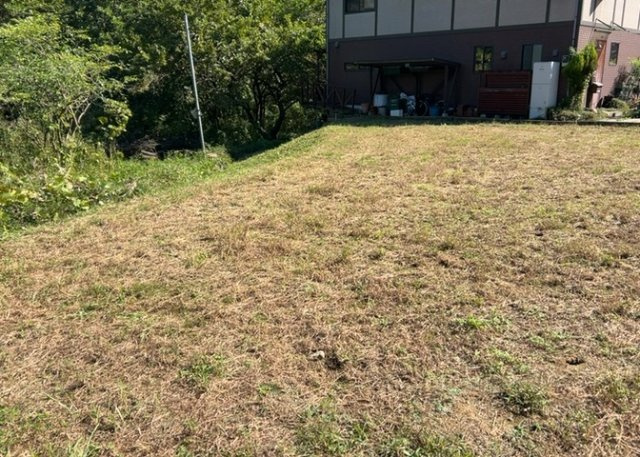 現地に行くなら、物件の周囲の地形がどうなっているかを見ることも大切です。周辺より低くなっている土地では、大雨などで水が集まりやすいため、地盤が弱くなっているということも考えられるため、注意が必要です。