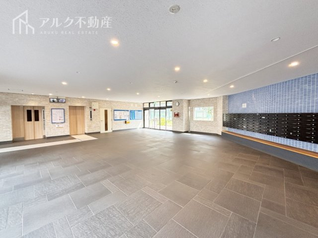開放的なエントランスロビー