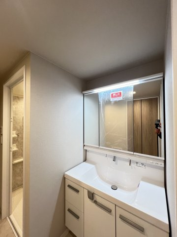 ホワイトを基調とした3面鏡付き洗面化粧台付き