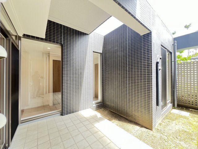 いろんな用途に使える大きなテラス付き　