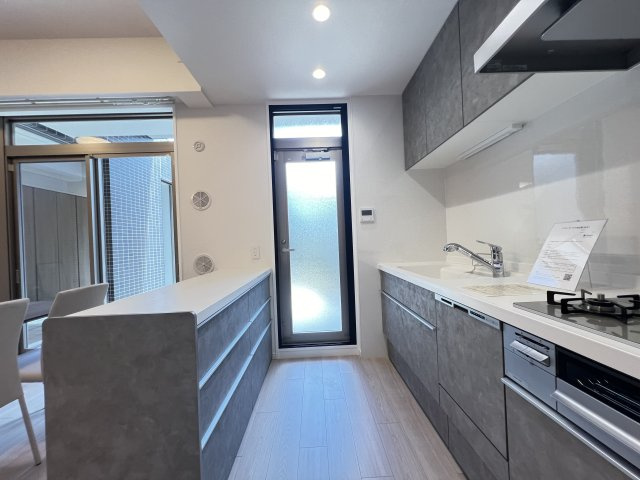 カウンター付きのシステムキッチン