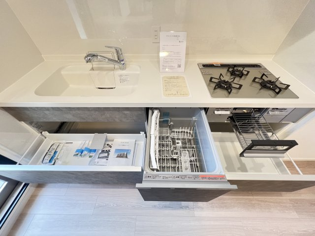 引き出し収納で使いやすいシステムキッチン