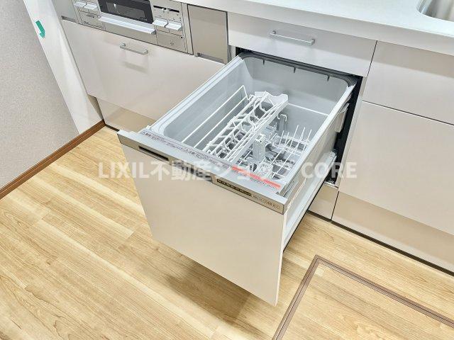 食器洗乾燥機付きで家族の食器もピカピカ。忙しい奥様には欠かせないアイテムのひとつ！！　