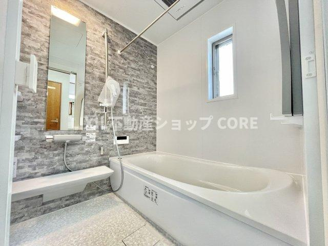 ゆったり入れる一坪バス。足を伸ばして入れるサイズは一日の疲れを癒すのに嬉しい広さですね。　