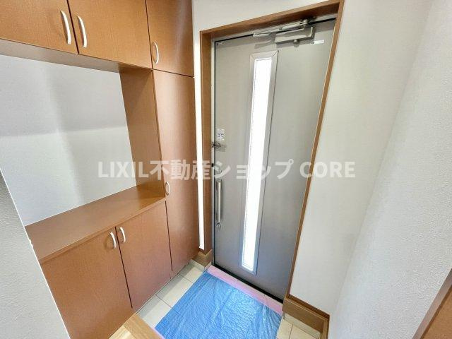 「おかえり」と「ただいま」が交差するお家の顔とも言える場所は爽やかで心地良い空間となっています。　