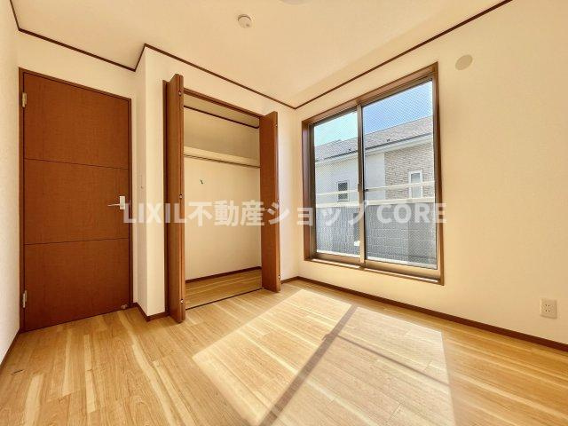 奥行きもあるので、収納ボックスをそのままクローゼットの中へ。部屋にものが出ずスッキリ。　