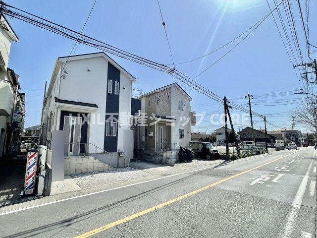 前面道路は閑静な住宅地をはしる車通りの少ない道路。お車の出し入れが苦手なママや小さなお子様にも安心　