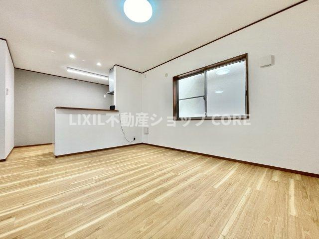 ＬＤＫのメインとなる大きな窓。大きめの開口部から暖かい日差しが長い時間射し込みます。　