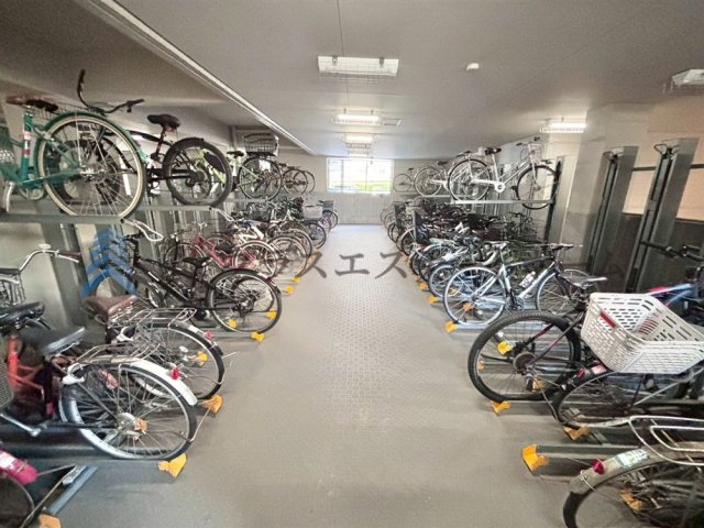 半屋内で防犯面も安心の自転車置き場♪