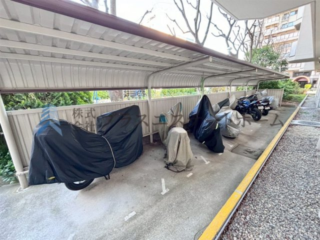 屋根付きが嬉しいバイク置場♪
