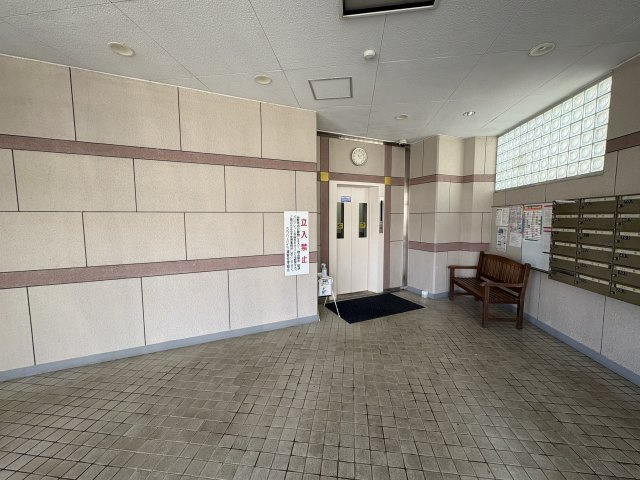広々としたエントランスですね。