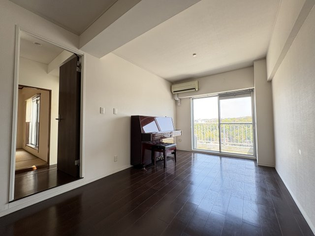 広々とした洋室部屋となります。