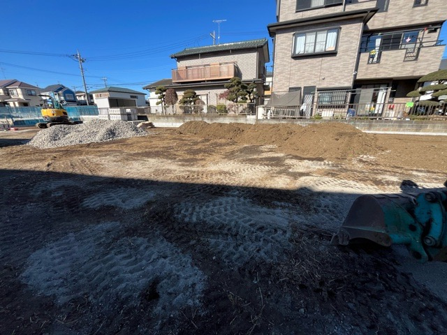 現地に行くなら、物件の周囲の地形がどうなっているかを見ることも大切です。周辺より低くなっている土地では、大雨などで水が集まりやすいため、地盤が弱くなっているということも考えられるため、注意が必要です。