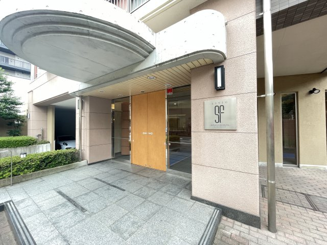 マンションの顔でもある、高級感漂うエントランス。　