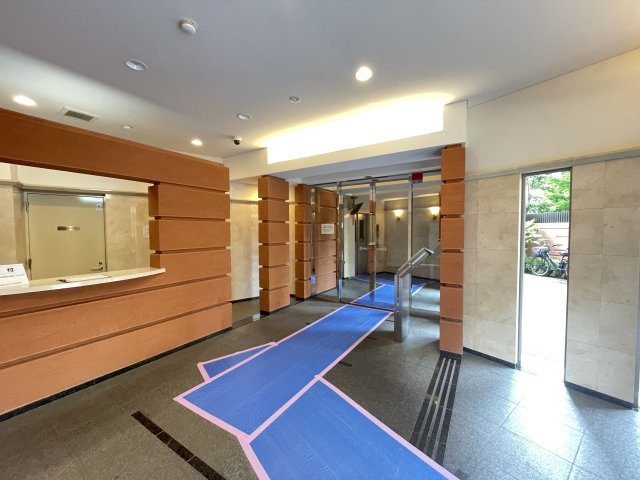 明るく広々としたエントランスが迎えてくれます。　