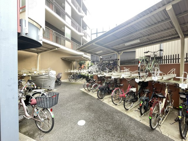 屋根付きの駐輪場で、サビや汚れの心配も不要。　