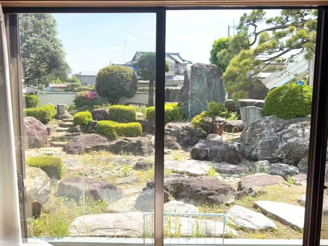 和室の窓からは美しい庭園が広がります！