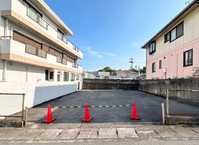 敷地内には広々としたアスファルト舗装の駐車スペースを確保しており、複数台の駐車にも対応しやすいゆとりある配置が魅力です。来客用スペースとしても活用しやすく、診療所や事務所、店舗利用時にも便利な環境。