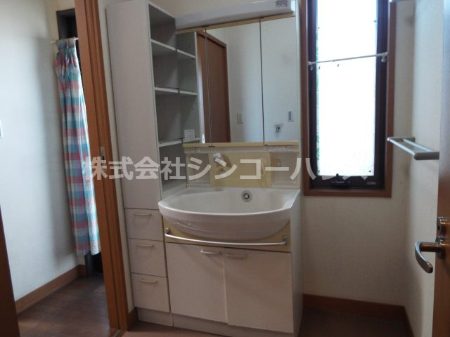 キッチンと浴室の間に洗面所があります。