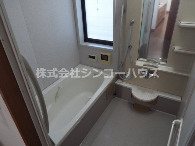 足を伸ばして入れる浴槽。窓があり換気もできます。