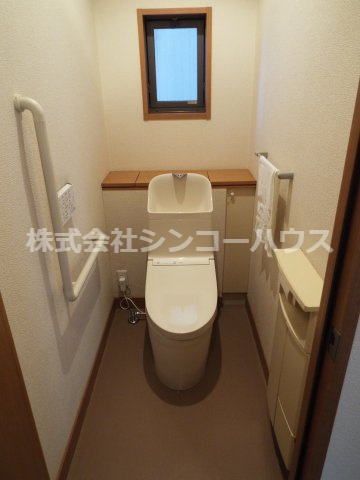1階トイレ。あると安心の手すり付き。