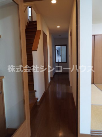 1階廊下部分。リビングから玄関方向を撮影しています。