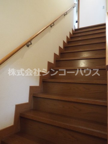 2階へ上がる階段です。