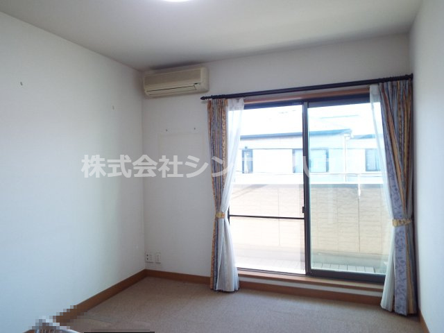 2階洋室。真ん中のお部屋です。