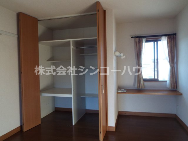 備え付けの板部分は、棚としても椅子を置いてちょっとしたテーブルとしても使えそうです！