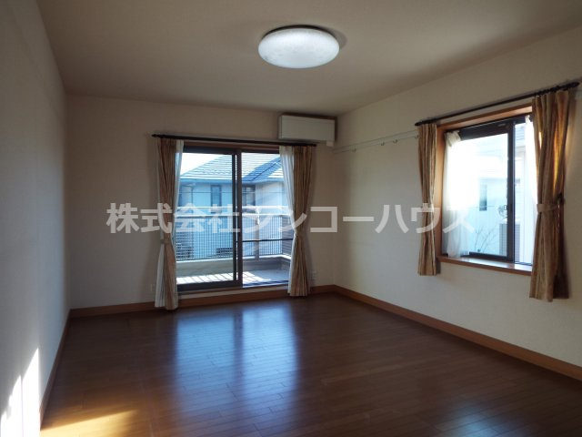 窓が二方向にあると陽射しが入る時間が多くなりますね。